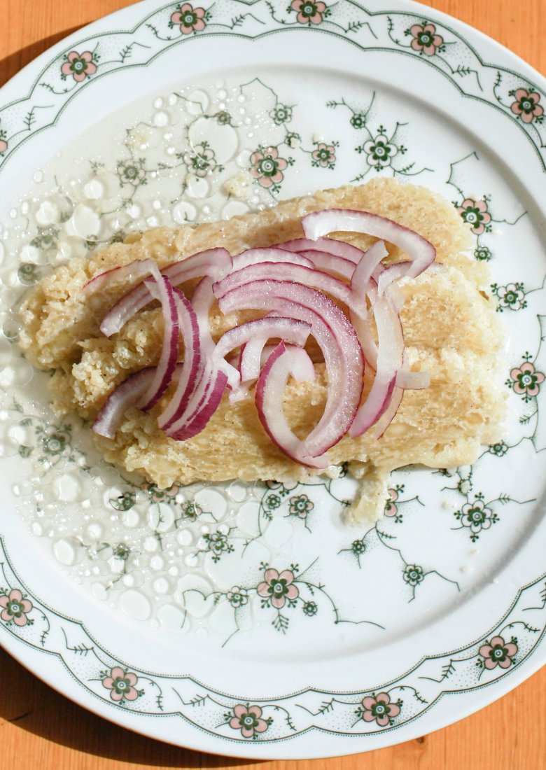 Klassische Zubereitung: Graukäse sauer mariniert.