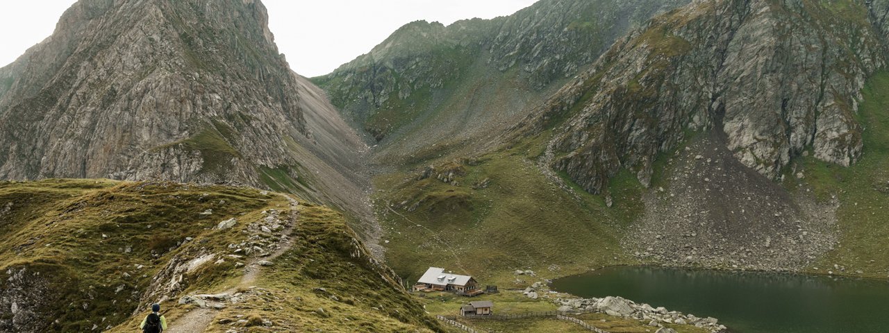 Am Karnischen Höhenweg entlang zur Obstanserseehütte, © Tirol Werbung / Sebastian Schels.