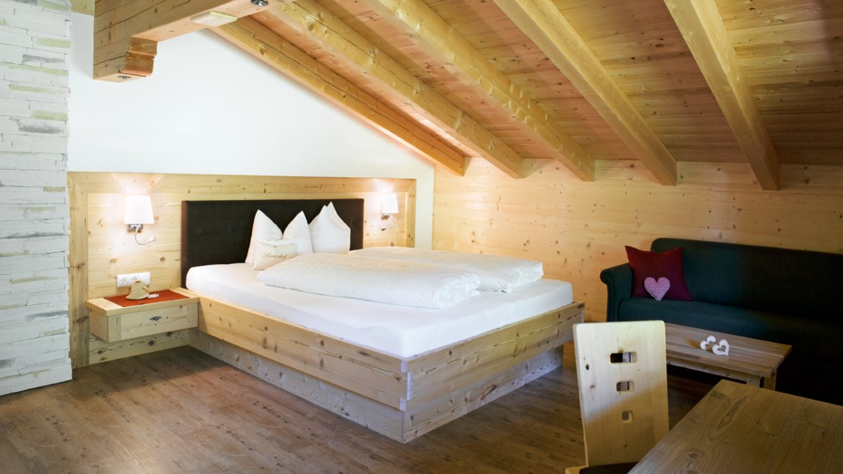 In den Schlafzimmer empfängt einen der beruhigende Duft von frischem Zirbenholz., © Tirol Werbung/Lisa Hörterer