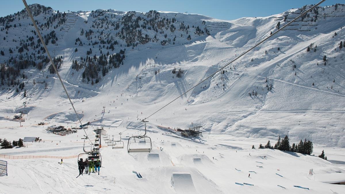 Es ist nicht nur das größte Skigebiet des Tals, sondern besitzt auch die steilste Piste Österreichs. Mit 78 Prozent Gefälle ist die „Harakiri“ in der Arena Ski Zillertal 3000 nur etwas für absolute Profis. Freestyler dagegen vergnügen sich im Vans Penken Park., © Mayrhofner Bergbahnen AG