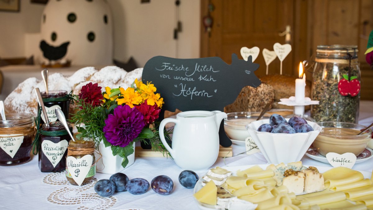 Auf dem Frühstücksbuffet landen selbstgemachte Marmeladen, Joghurt und Speck., © Tirol Werbung/Lisa Hörterer