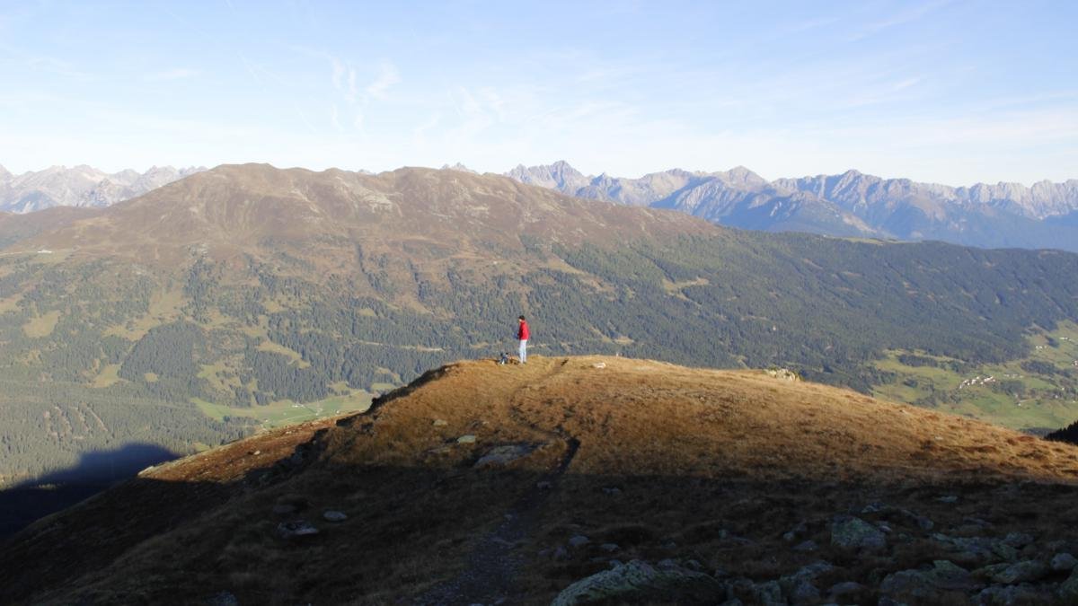 Ganz im Osten der Region bildet das imposante Bergmassiv Kaunergrat die Grenze zum Pitztal. Der Naturpark mit Gletscherregion beherbergt zahlreiche Dreitausender-Gipfel und viel unberührte Natur – ideal für unvergessliche Bergwanderungen., © Tirol Werbung/Hofmann Janine