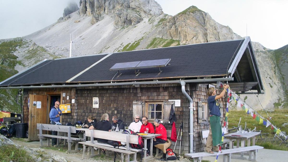 Er ist 155 Kilometer lang und verläuft meist auf einer Höhe von über 2.000 Metern, sieben Hütten (im Bild: Filmoorhütte) sorgen für einen erholsamen Schlaf entlang der Route. Der Karnische Höhenweg bietet vom Hauptkamm der Karnischen Alpen aus imposante Ausblicke auf die Felsenburgen der Dolomiten – ein unvergessliches Erlebnis., © Galbavy