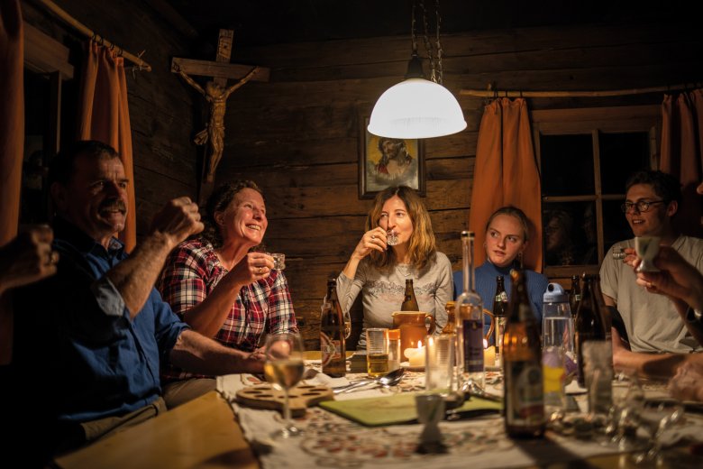 Prosit! Die Hüttenfamilie mit ihrem Gastgeber Sepp (ganz links).