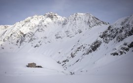             Ein Haus im Schnee: Die Amberger Hütte in den Stubaier Alpen.