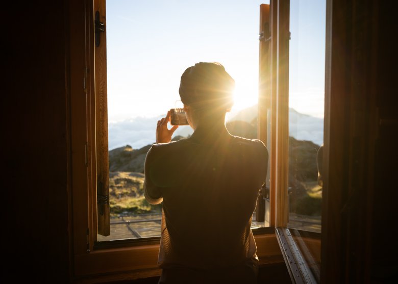             Fenster auf und erstmal die frische Bergluft einatmen - so schön kann ein Morgen auf einer Berghütte sein.

          