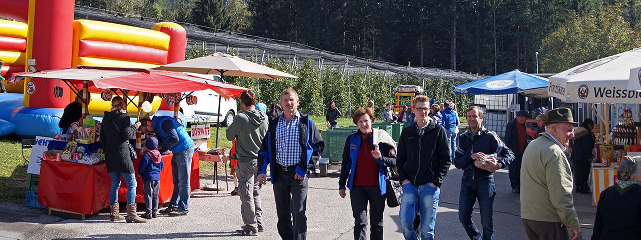 Hüpfburg für die Kinder, Schnaps für die Eltern: Das Osttiroler Apfelfest findet auf dem Hof der Familie Kuenz statt