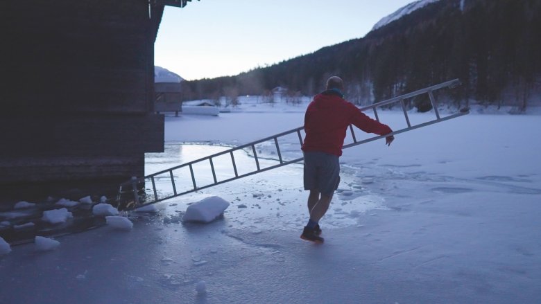             Es wird angerichtet: Kälterekordhalter Josef Köberl schlägt mit der Leiter die dünne Eisschicht des Tristacher Sees auf.

          