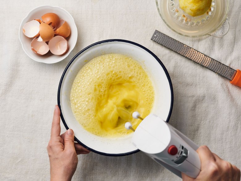 Schritt 2: Eiweiß mit dem Handmixer zu Eischnee schlagen