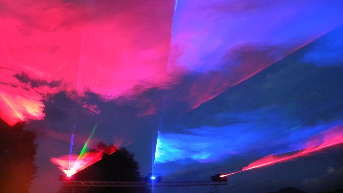 Ein herrliches Lichtspektakel verzaubert jeden Mittwoch zwischen Mitte Juli und September die Besucher der Seepromenade in Walchsee. Lasershow und Feuerwerk tauchen den Seen in bunte Farben. Dazu gibt es Live-Musik., © Kaiserwinkl