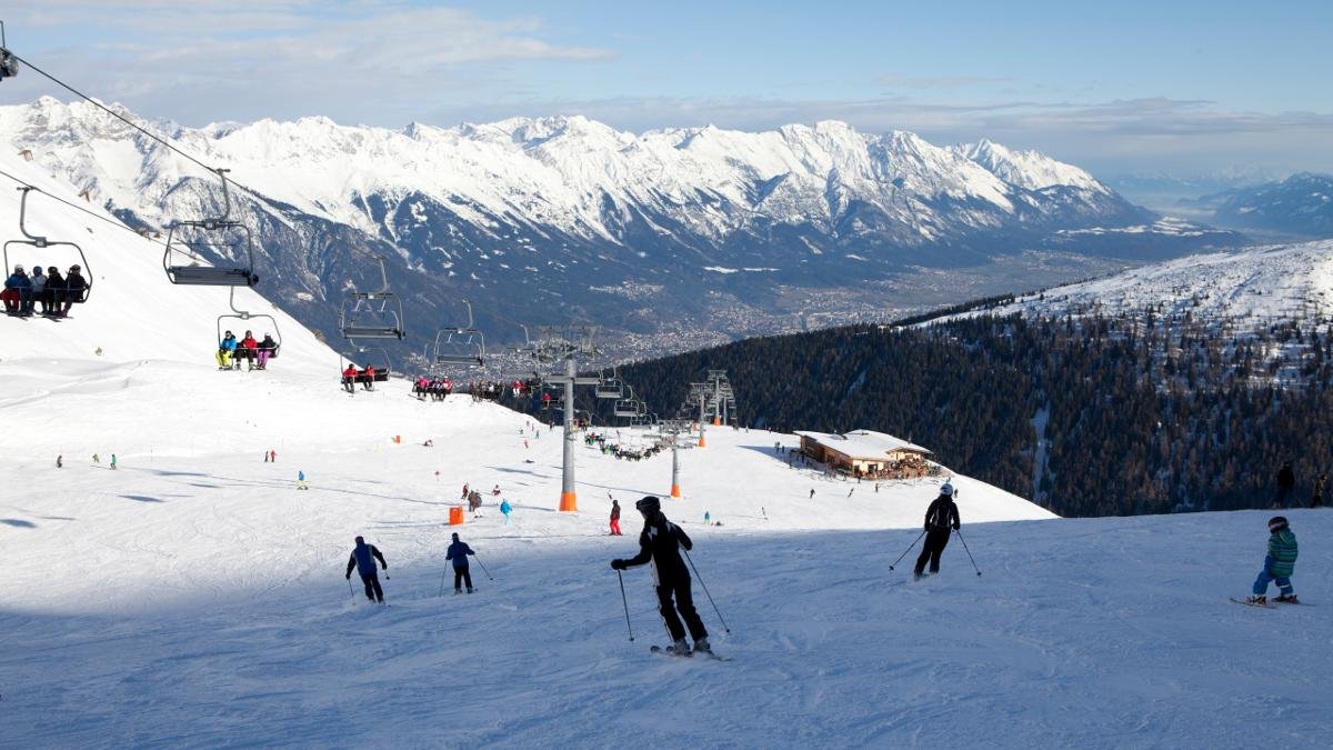 Alle 13 Skigebiete rund um Innsbruck haben ihren ganz eigenen Charakter – und vereinen sich zugleich im einzigartigen „Ski plus City Pass Stubai Innsbruck“. Ein Pass, der nicht nur in allen diesen Skigebieten gilt, sondern obendrein in diversen Museen der Region, einigen Schwimmbädern sowie in Skibussen und im Innsbrucker Sightseer., © Tirol Werbung/Jenewein Markus