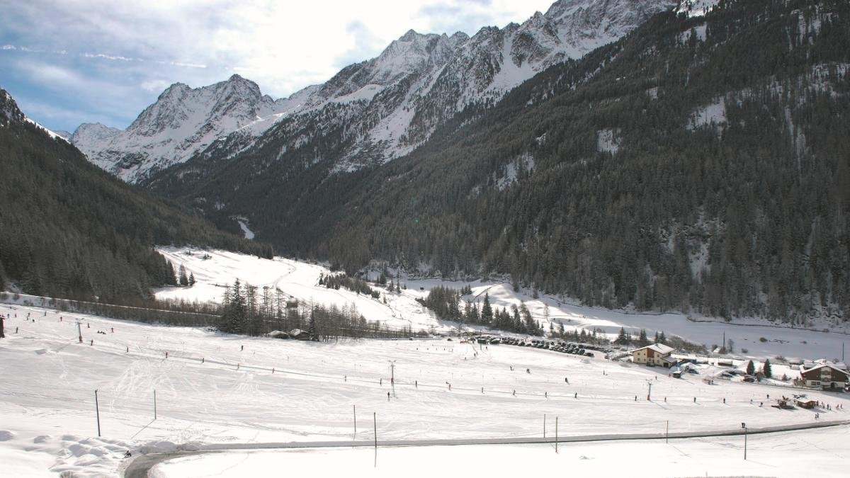 Fortgeschrittene bringt der Skibus ins nahe Sölden; doch für Anfänger und Kinder ist das Skigebiet Längenfeld-Gries ein idealer Platz zum Üben., © Ötztal Tourismus/Ewald Schmid