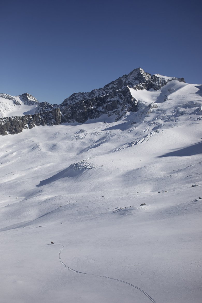 Drei Spuren im Schnee, irgendwo in den Ostalpen: Der br&uuml;derliche Fahrstil hat sich &uuml;ber die Jahre weitgehend angeglichen &ndash; egal, ob auf dem Ski oder dem Snowboard.
&nbsp;