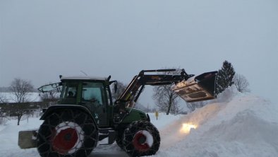 mit dem Traktor Schnee räumen, © Goferlhof