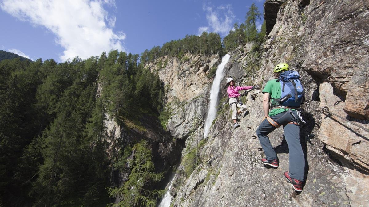 Wander- und Laufwege, die auch im Winter benützbar sind, ausgedehnte Mountainbike- und Langlauf-Strecken oder Kletterrouten – wer sich die Erholung in der Therme verdienen will, findet dazu in Längenfeld jede Möglichkeit (im Bild: Klettersteig „Lehner Wasserfall“)., © Ötztal Tourismus/Bernd Ritschel