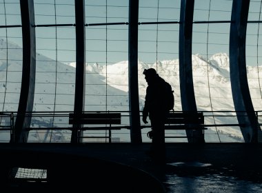 Typisch für Sölden: Die gelungene Mixtur aus moderner Bergbahn-Architektur und Wintersport inmitten von Dreitausendern.
