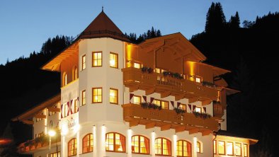 Alpenherz Hotel bei Nacht