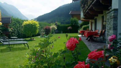 Garten mit Liegen zum Ausspannen