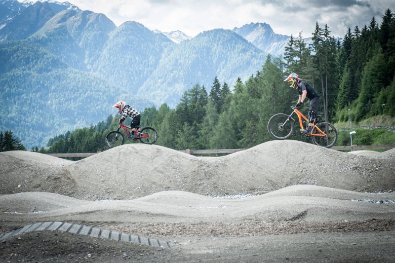 Die ersten Runden werden am Pumptrack direkt bei der Talstation gezogen.