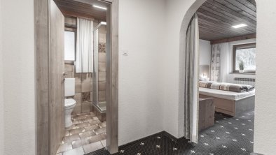 Dreibettzimmer mit Badezimmer