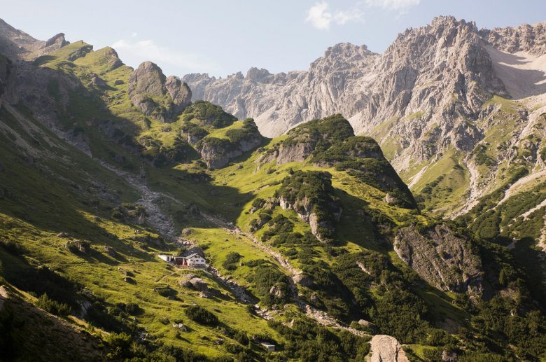 Blick zur schön gelegenen Muttekopfhütte.