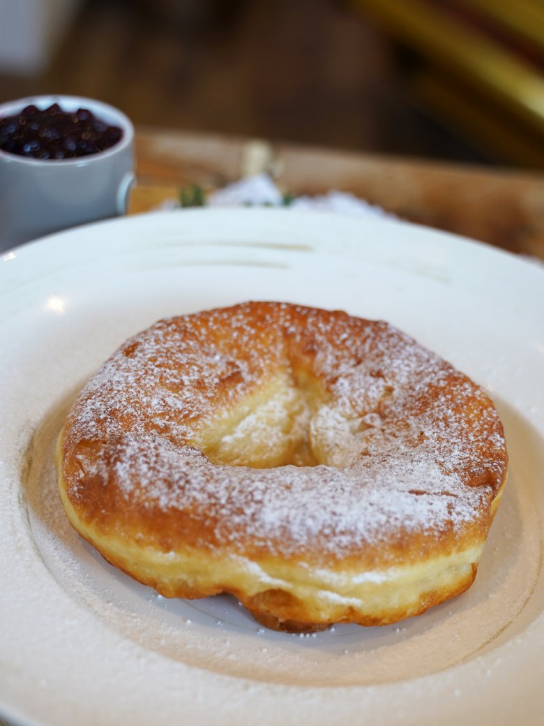 Tiroler Delikatesse: Kiachl im Dorfcafé Fieberbrunn.