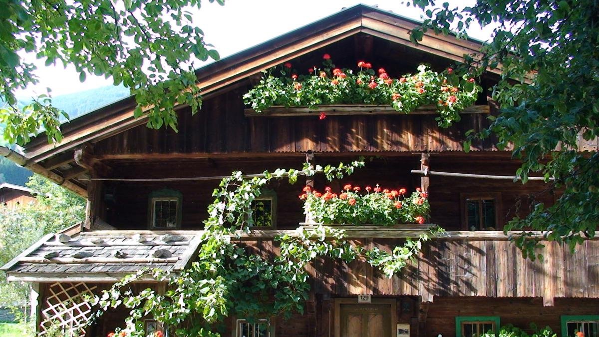 Der rund 300 Jahre alte Holzblockbau in Laimach wurde restauriert und fungiert heute als Heimatmuseum, in dem die Geschichte des berühmtesten Liedes der Welt dokumentiert wird., © Archiv TVB Mayrhofen/Strasser Haeusl