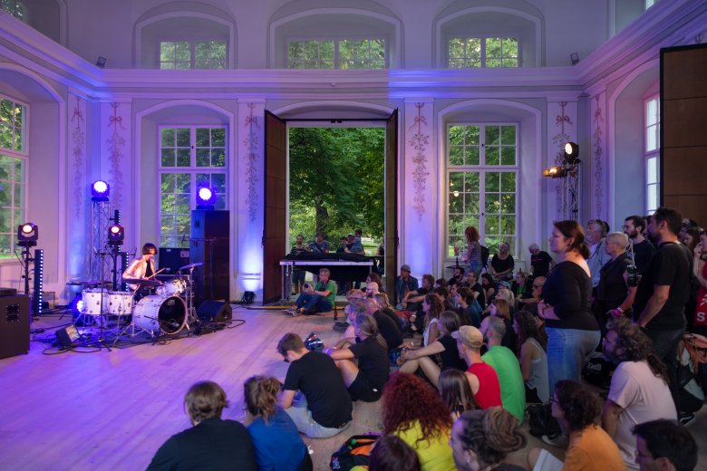 Ob Musikpavillon im Hofgarten, Treibhaus oder BRUX Freies Theater: Wechselnde Locations sind Teil des Festivalkonzepts.