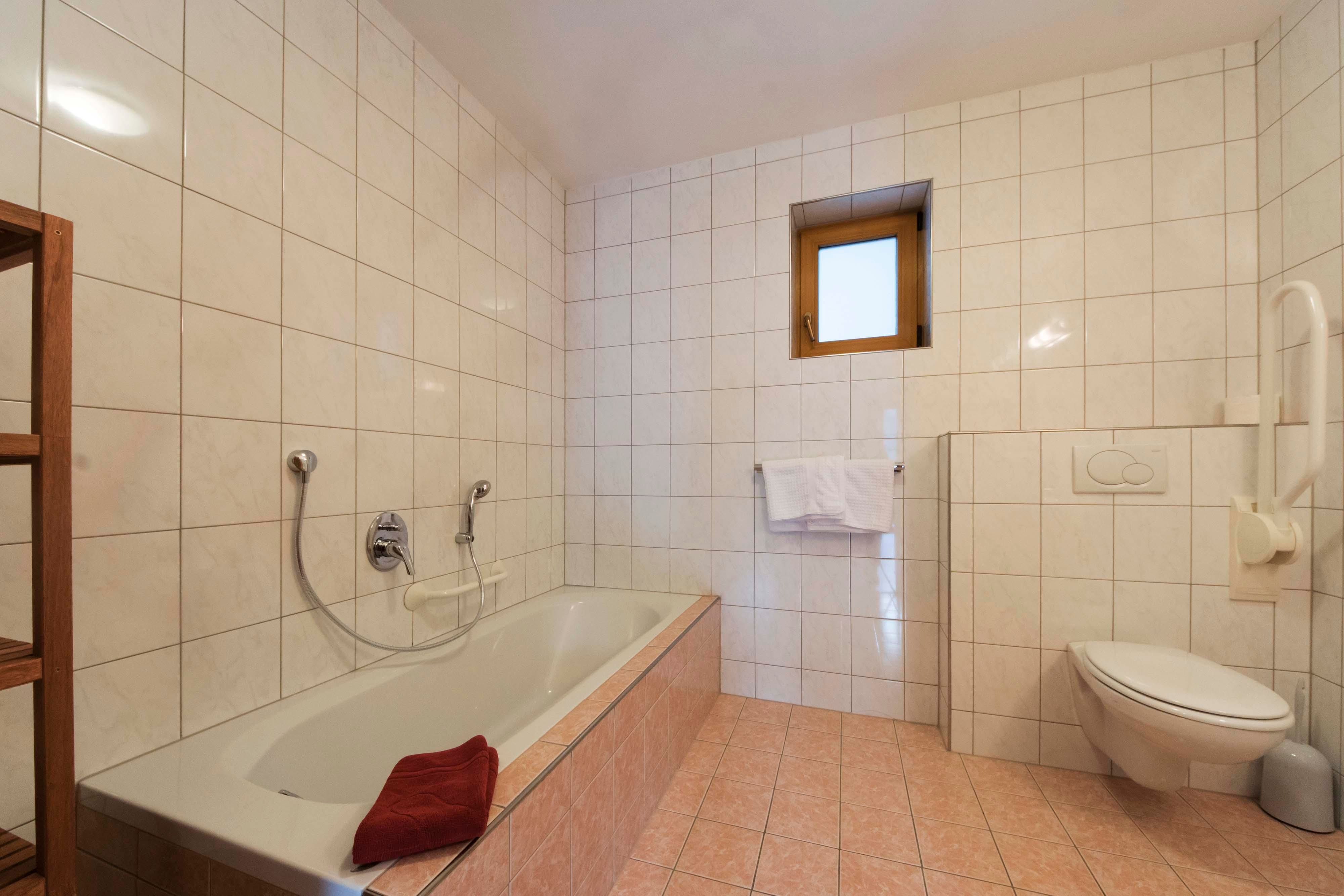Badezimmer mit behindertengerechtem Bad