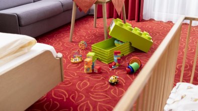 spielekiste-fuer-kinder-im-zimmer (Groß)