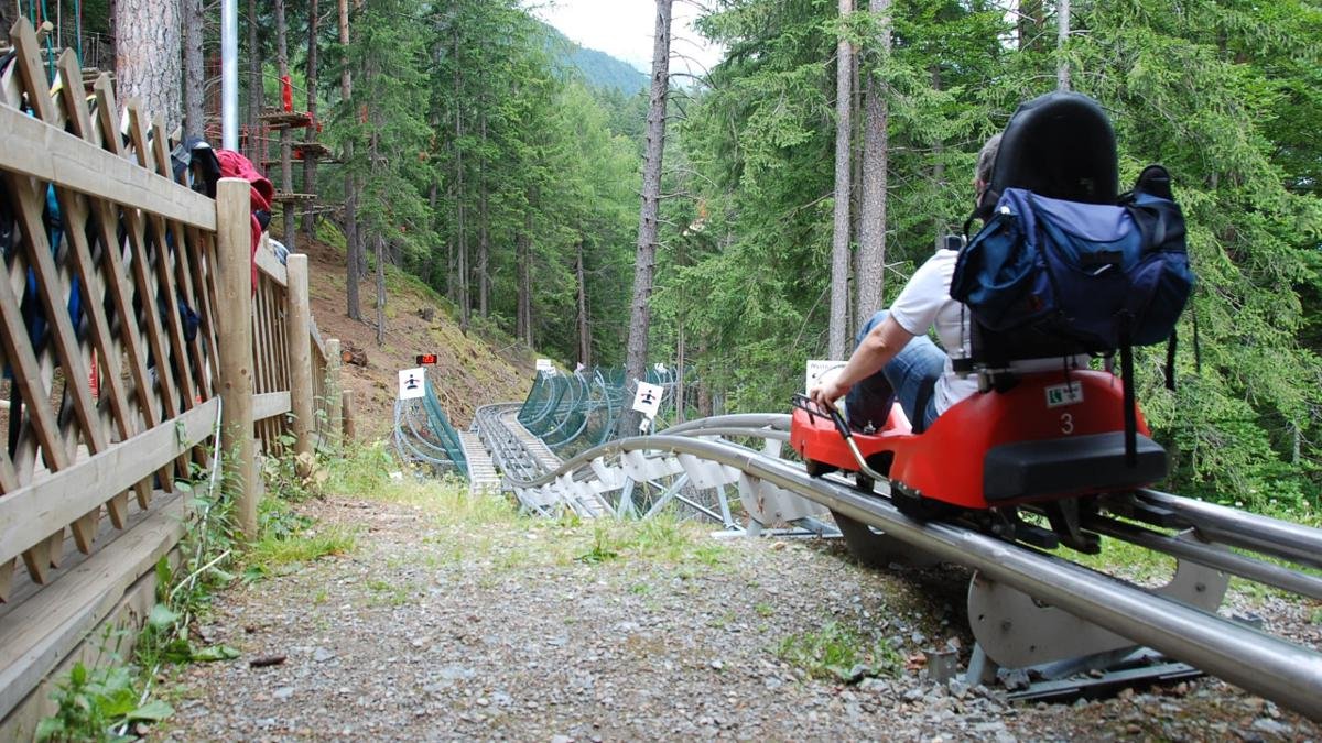 Mit sensationeller Aussicht auf Lienz rast man mit dem Osttirodler von der Moosalm 2,7 Kilometer weit den Berg hinunter. Durch den Wald, über Brücken und enge Kurven. Der Bremshebel des Alpine Coaster muss erst vor den Toren der Stadt gezogen werden., © Tirol Werbung/Michael Gams