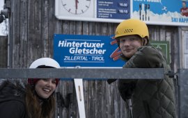Ed Sheeran und Schauspielerin Zoey Deutch bei den Dreharbeiten am Hintertuxer Gletscher (Foto: Dan Curwin)
