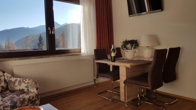 Ferienwohnung Nr. 2 - Wohnzimmer mit Essbereich