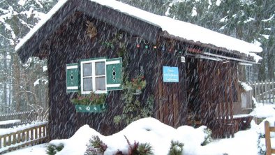 Holzhütte bei Schneefall