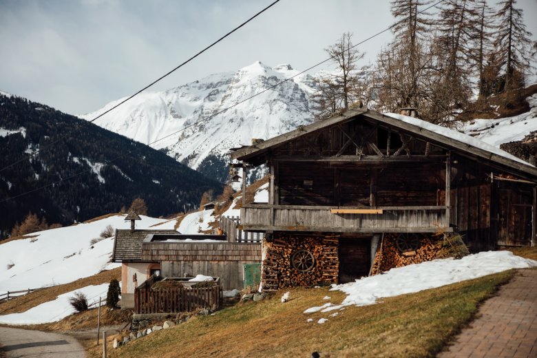 In den Tiroler Tälern wird bis in den Sommer geheizt – mit Holz. Der Kaminkehrer kommt öfter als in der Stadt.