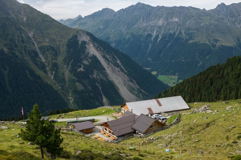 Die Juifenalm, gepachtet von Familie Stern, befindet sich auf 2.022 Meter Seeh&ouml;he.