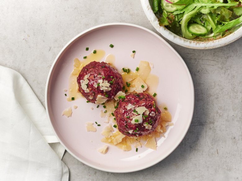 Schritt 9: mit geriebenem Parmesan, Schnittlauch und Salat genie&szlig;en