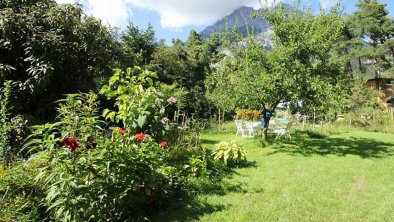 großer Garten vom Gästehaus Edelweiss in Telfs