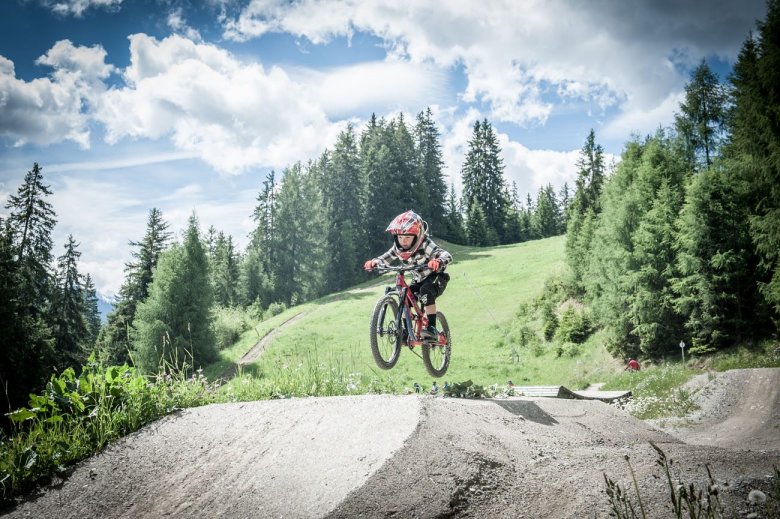 Da kommt Airtime-Feeling auf. Pauli springt die Tables in der Slopestyle-Area.