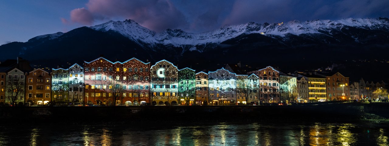 Malerische Projektionen an den Fassaden der Innsbrucker Altstadt während der Silvesterfeierlichkeiten, © TVB Innsbruck