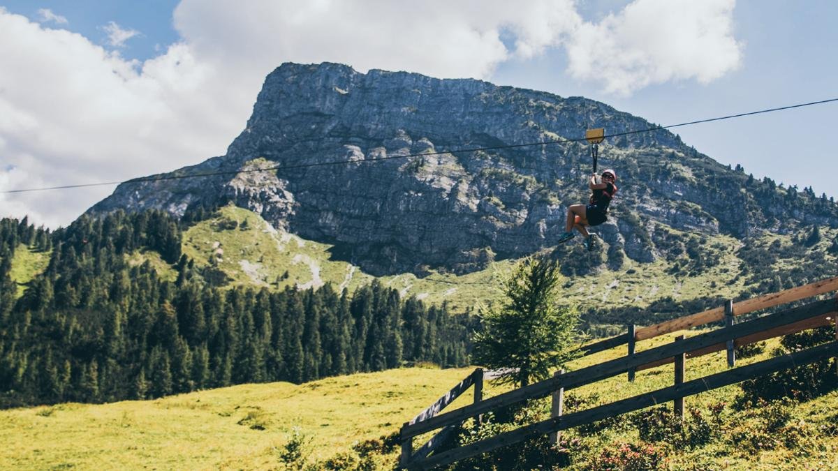 Der Almflieger Gerlosstein befördert Menschen, die nicht nur mutig, sondern auch schwindelfrei sind, in luftige Höhe und mit bis zu 50 Stundenkilometern über den Gerlosstein., © Zillertal Arena