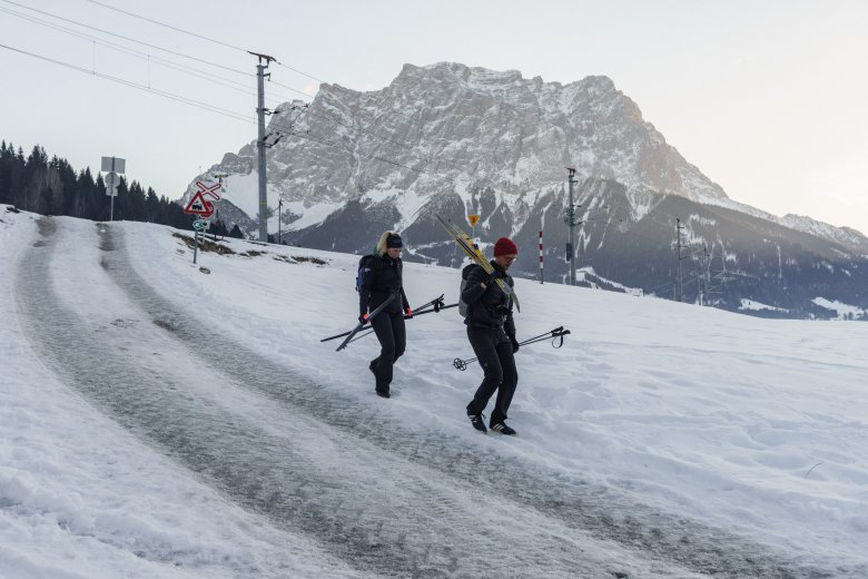 Andrea und Simon tragen die Skier lieber den steilen Eishang hinunter &ndash; zuvor gab es hier schon St&uuml;rze.