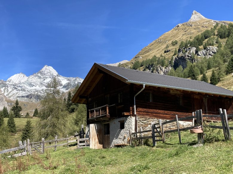 L&auml;dt auch ohne Gastwirtschaft dazu ein, sich im Moment zu verlieren: die Tinkenalm vor Gro&szlig;glockner und Medelspitze., © TVB Osttirol - Eva Oberhauser