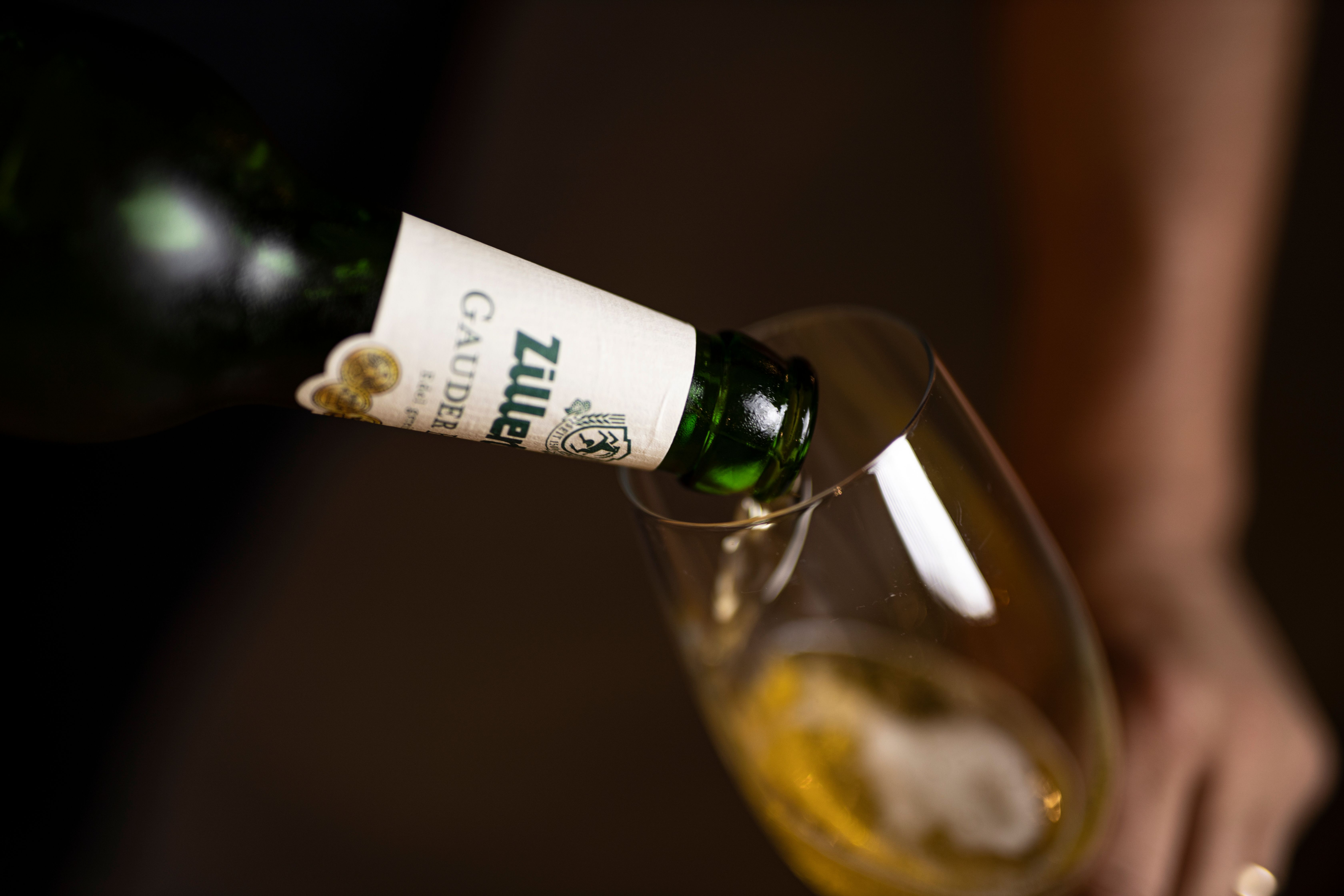Zillertal Biererlebniswelt, Bier wird aus Zillertaler Flasche in Bierglas gegossen