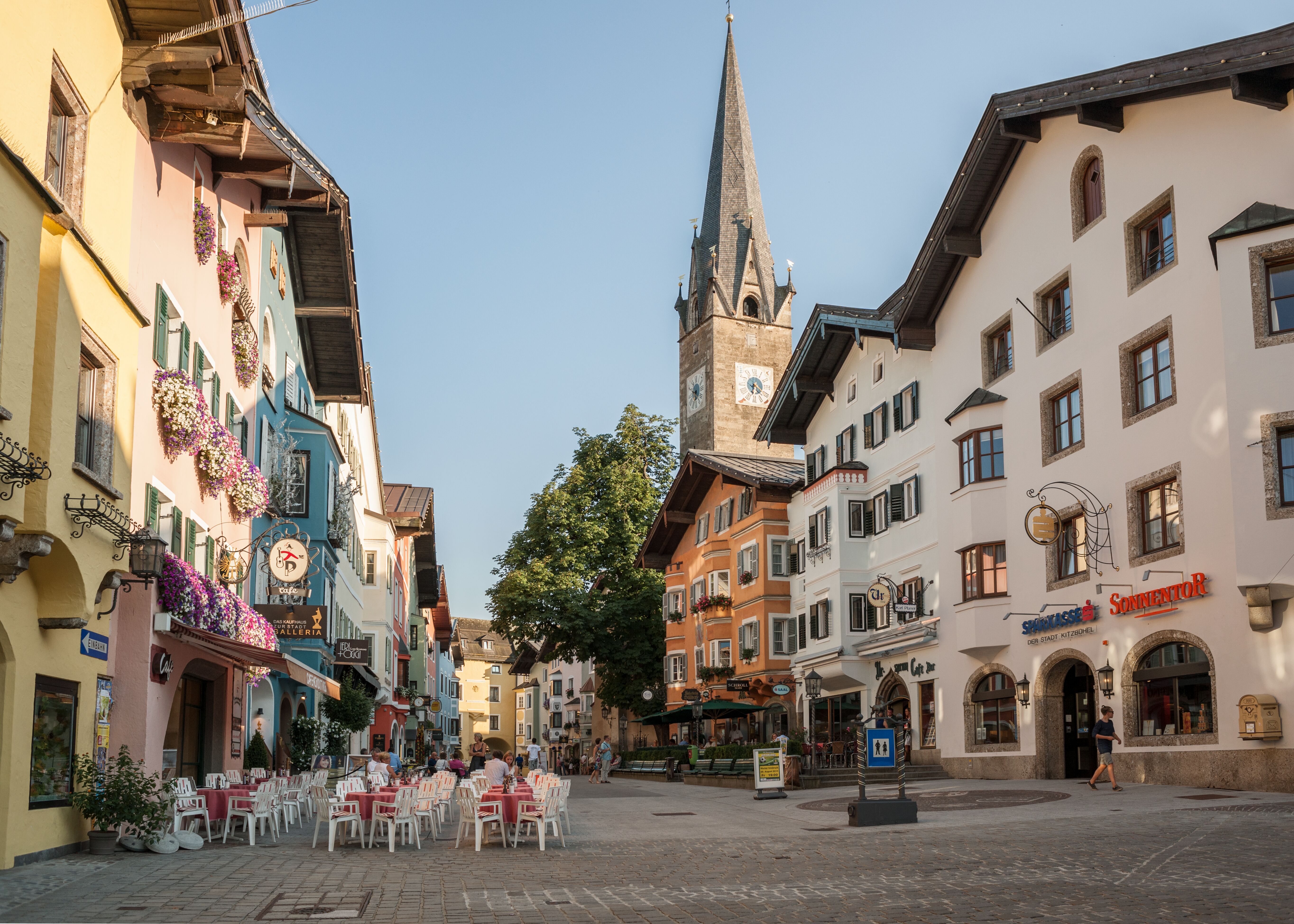 Kitzbühel Innenstadt, Fußgängerzone mit Kirche