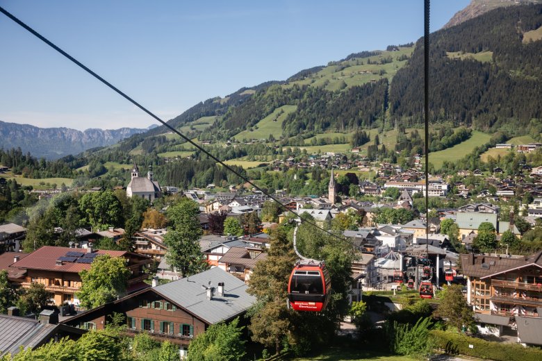 Die roten Gondeln tragen die Namen der Hahnenkamm-Sieger., © Maria Kirchner