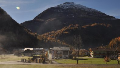 Ortseinfahrt Steeg im Herbst, © Fam. Moosbrugger