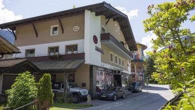 Appartement Rieser Haus Sommer 2, © Skibushaltestelle direkt gegenüber dem Haus !