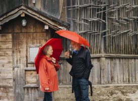 Der Guide: Gudrun Danzer mit Walter Falkner, der zwanzig Jahre als Volksschullehrer in Niederthai gearbeitet hat und die Geschichte des Tals so gut kennt wie kaum ein Zweiter.