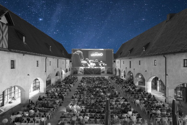 Mittelalter-Ambiente drunten, Sternenhimmel droben und die gr&ouml;&szlig;te Leinwand West&ouml;sterreichs geradeaus: Open Air Kino im Zeughaus., © Cinematograph/Leokino